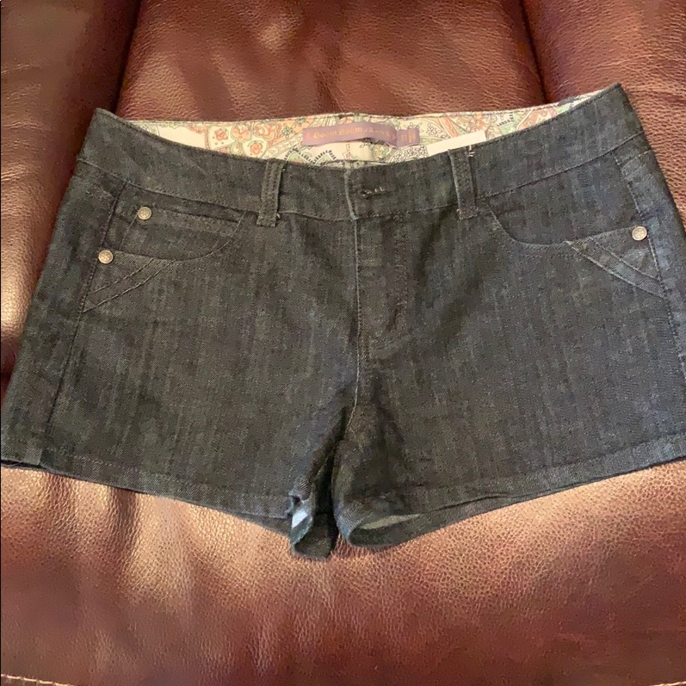 Shorts - Picture 2 of 3